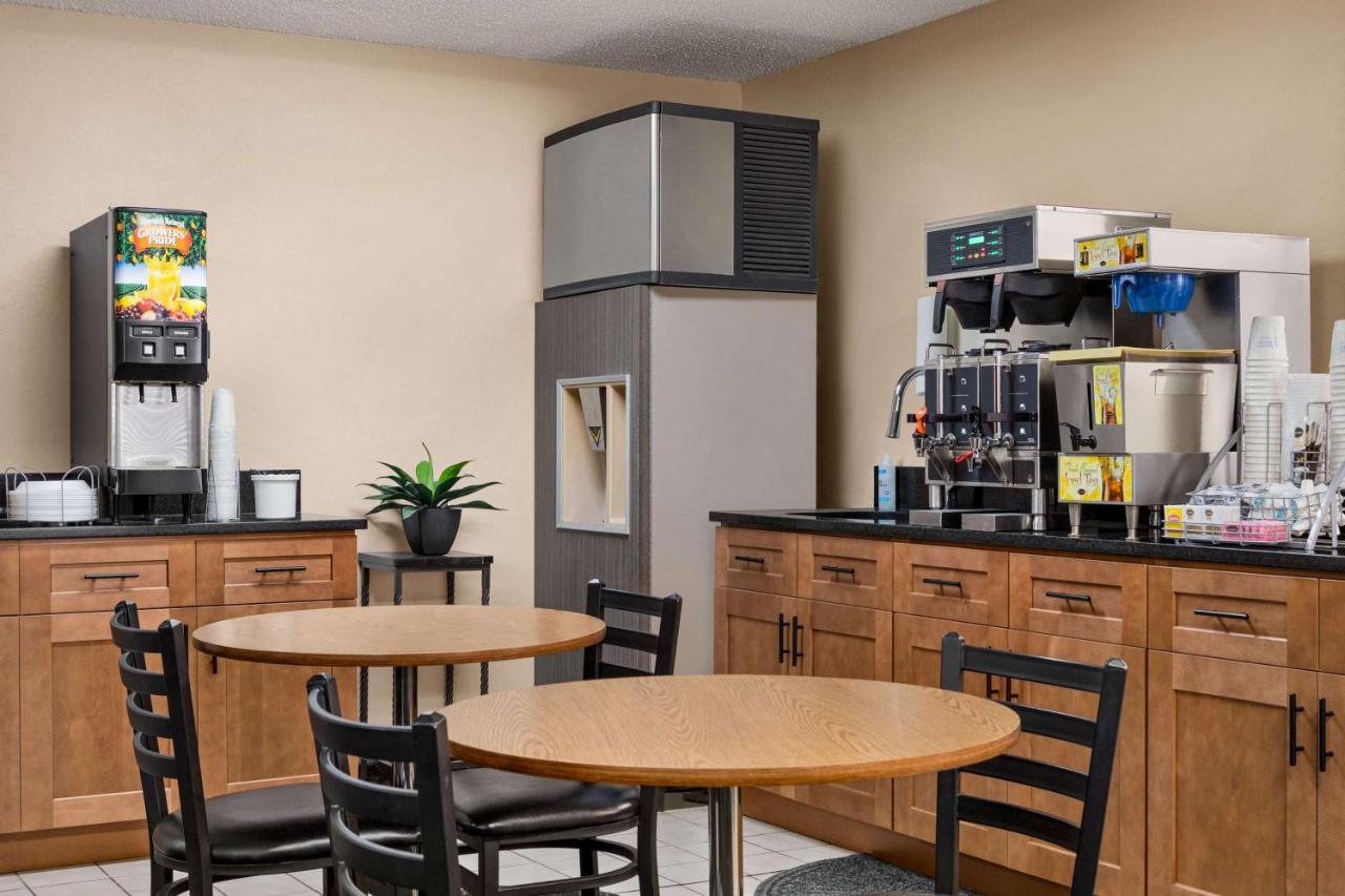 Super 8 By Wyndham Lincoln North Ξενοδοχείο Εξωτερικό φωτογραφία
